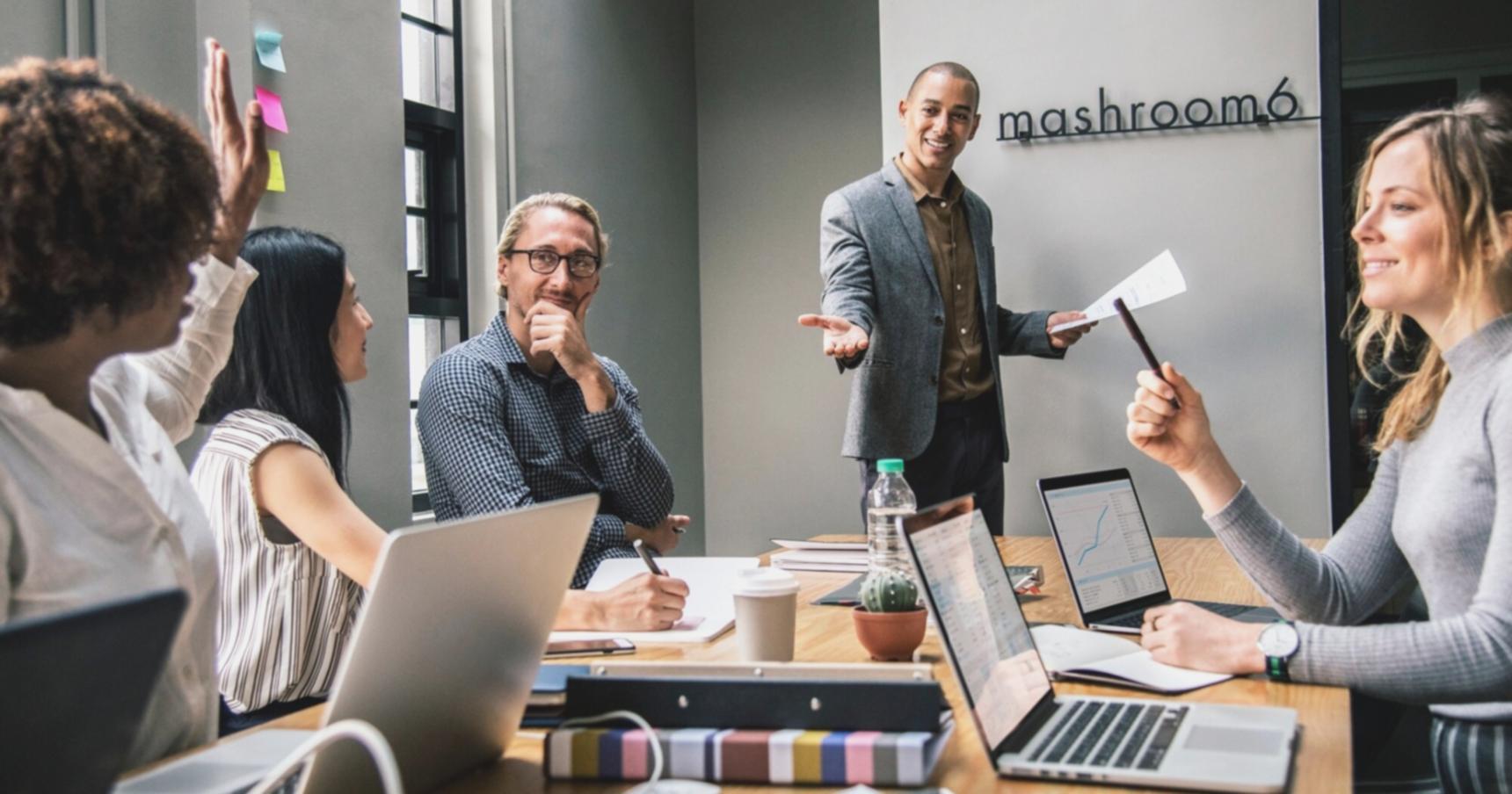 Arbeitsplatz im quintarovexi Büro mit modernen Finanztools